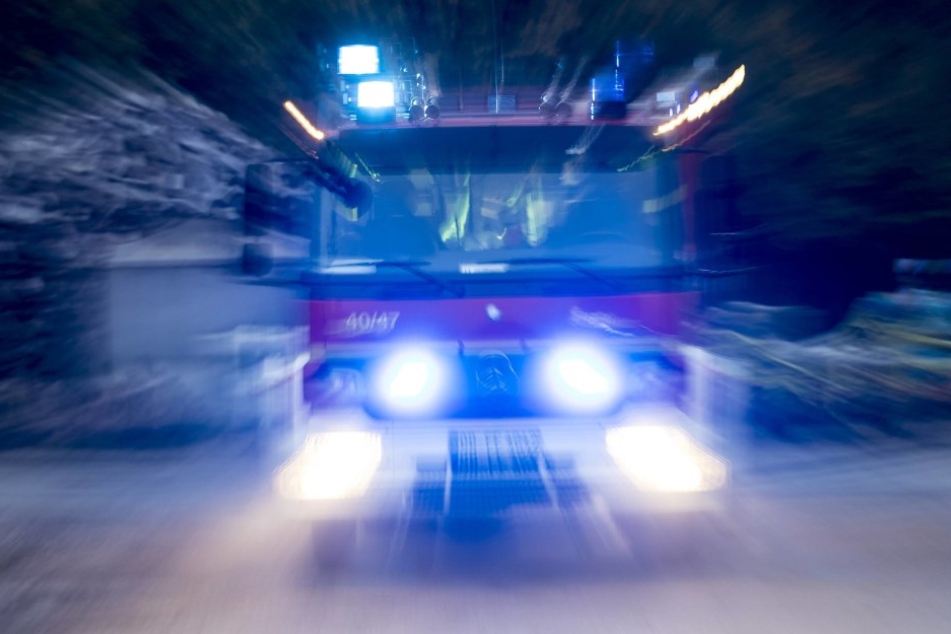 Die Feuerwehr holte die beiden aus den Flammen, doch im Krankenhaus starben der Mann und die Frau. (Symbolbild)