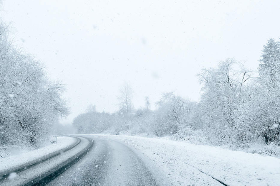 Starke Schneefälle sorgen für Verkehrschaos in beiden Ländern. (Symbolbild)