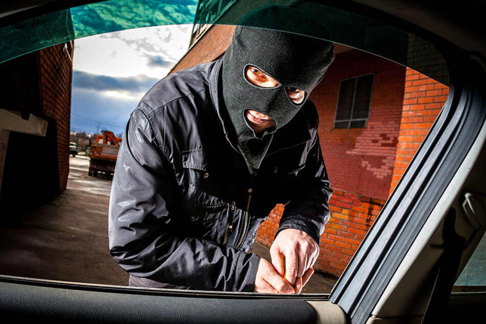 Die Autoknacker verursachten immensen Sachschaden. (Symbolbild)
