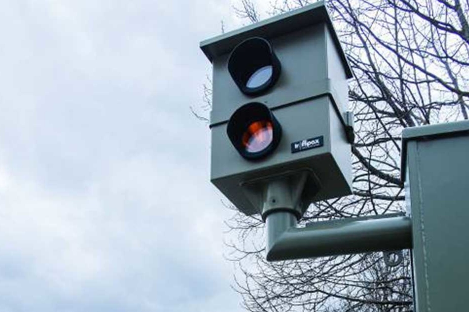 Das Blitzerfoto landete nicht unbearbeitet in den Archiven der Verkehrspolizei.