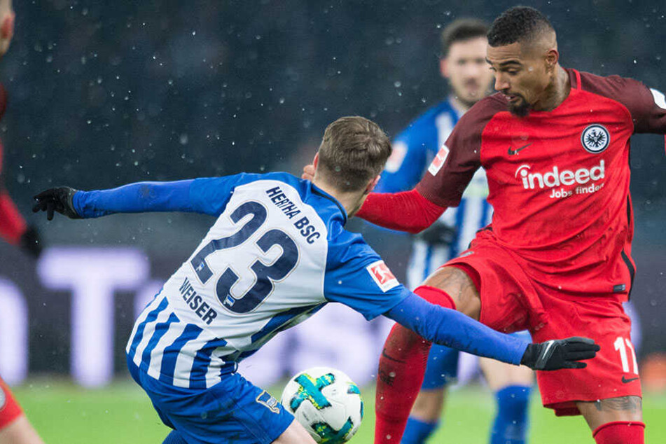 Kevin Prince Boateng (rechts) beherrscht hier Mitchell Weiser (Mitte) im Zweikampf. Er besorgte gegen seinen Ex-CLub das Siegtor.
