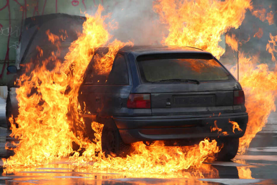 In den letzten Wochen und Monaten brannten in Frankfurt immer wieder Autos. Die Verantwortlichen sind weiter auf freiem Fuß (Symbolbild).