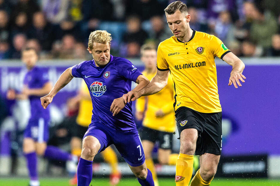 Zweikämpfe gab es mehr als genug. Jan Hochscheidt (links) versucht dem Dresdner Florian Ballas den Ball abzunehmen.