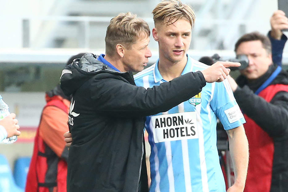 Trainer Sven Köhler (l.) kann mit der Entwicklung von Neuzugang Björn Jopek sehr zufrieden sein.