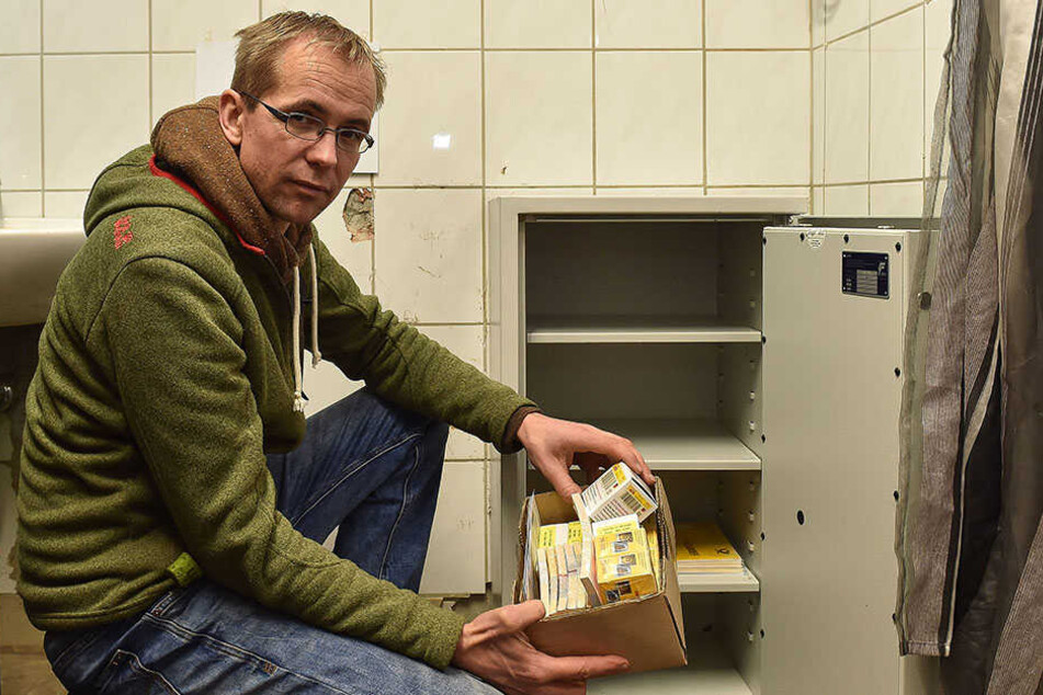 Laden-Chef Rajko Töpke (41) hofft, dass der neue Tresor nicht wieder gestohlen wird.
