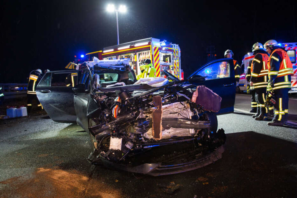 Der Fahrer des Pkw wurde in seinem Wagen eingeklemmt.