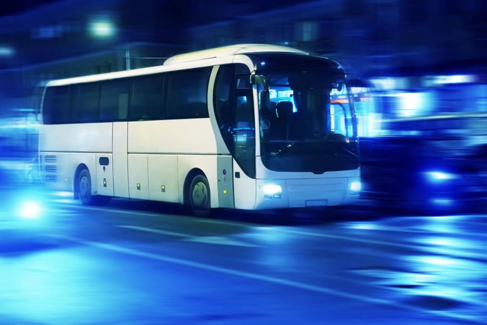 Der Busfahrer reagierte weder auf die Lehrer, noch auf Hupzeichen von anderen Autofahrern (Symbolbild).