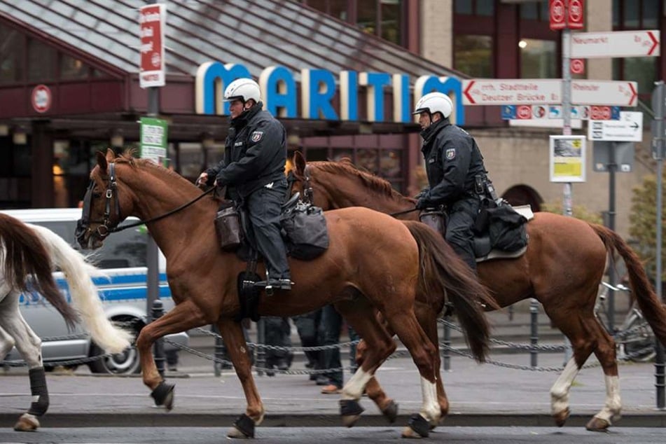Polizisten der Reiterstaffel vor dem Hotel Maritim in Köln, wo der AfD-Parteitag stattfindet.