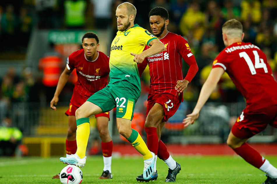 Teemu Pukki (zweiter von links) traf auch an der Anfield Road gegen den amtierenden Champions-League-Sieger FC Liverpool.