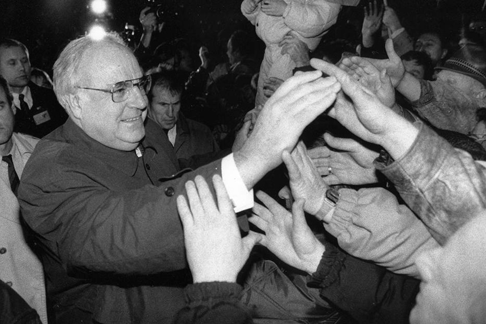 Chemnitzer begrüßten 1990 Helmut Kohl (1930-2017). Ein Platz ist nach dem Kanzler der Einheit bis heute nicht benannt.
