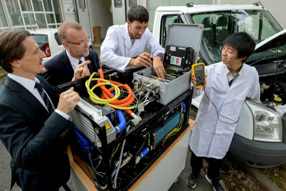 Thomas von Unwerth, Thomas Melczer, Martin Uhlmann und Qiang Wang (v.l.) mit einem Proton-Brennstoffzellensystem.