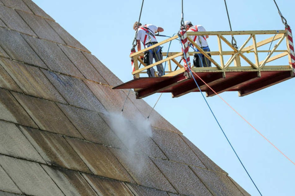 Arbeiter einer Spezial-Firma reinigen derzeit vom Kran-Korb aus die Belantis-Pyramide.