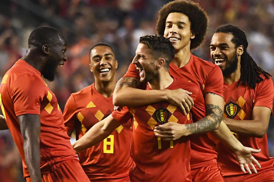 Dries Mertens (M.) wird von Axel Witsel (Zweiter von rechts) nach einem Tor für die belgische Nationalmannschaft umarmt. Spielen die beiden ab kommendem Sommer auch in Dortmund zusammen?