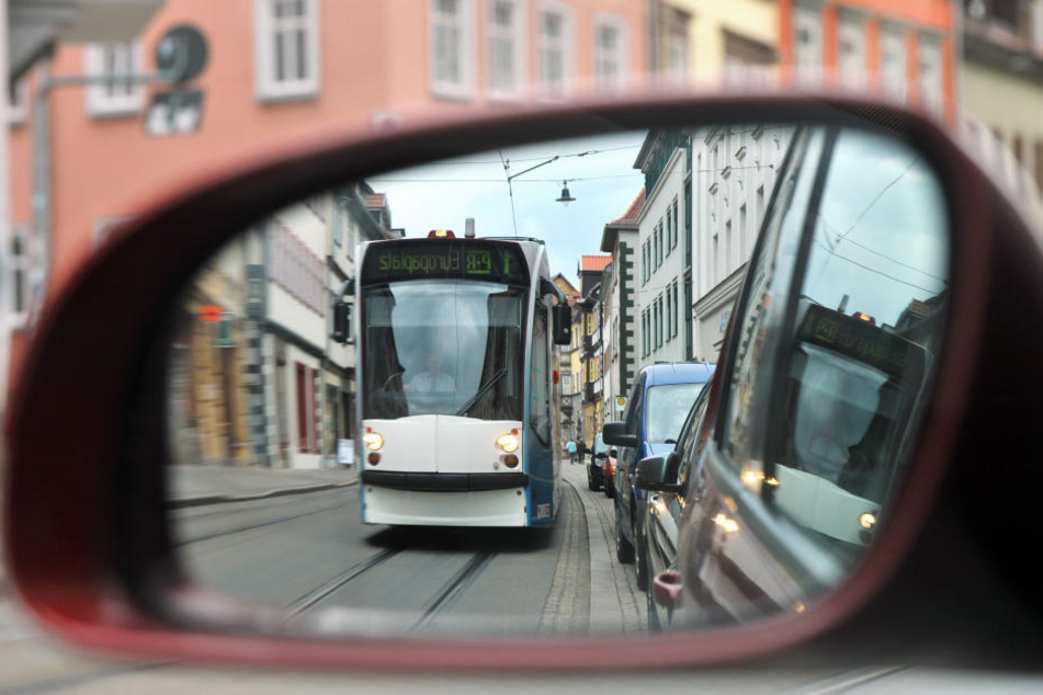 Statt mit dem Auto zu fahren sollen Bürger den öffentlichen Nahverkehr nutzen. (Symbolbild)