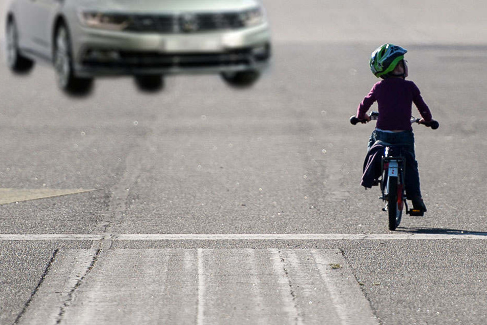 Die 5-jährige achtete nicht auf die Straße- nur knapp entging sie einem heranfahrenden Auto. (Symbolbild)
