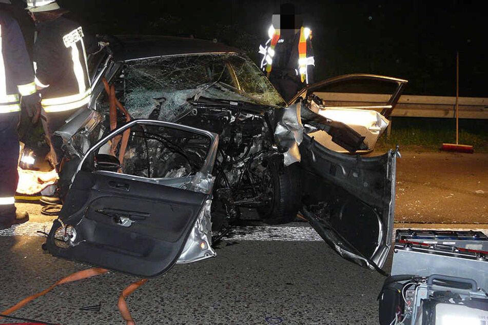 Bei einem schweren Verkehrsunfall am späten Samstagabend kamen zwei Personen ums Leben.
