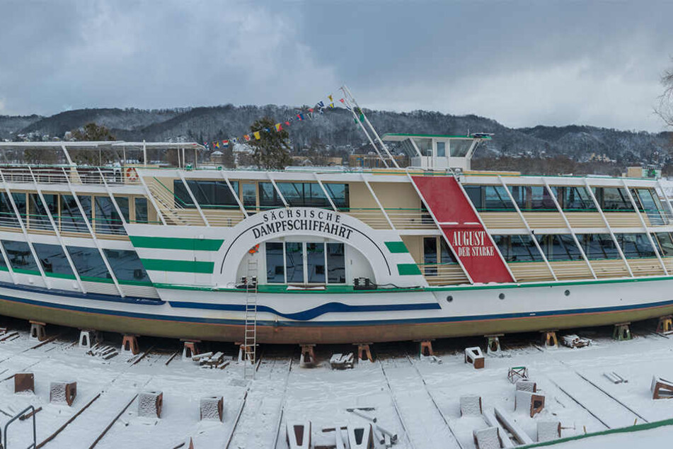 Da liegt der alte August auf dem Trockenen. In Laubegast wird das Salonschiff wieder flottgemacht.