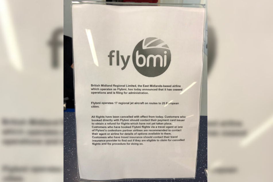 Eine Notiz informiert am Flughafen Bristol alle Fluggäste darüber, dass sämtliche Flüge von Flybmi gestrichen wurden.
