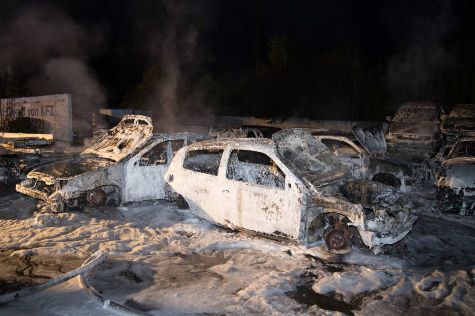 Auf dem Platz waren Autos und ein Reifenstapel in Brand geraten.