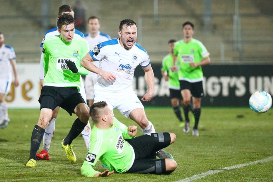 Florian Hansch (CFC) und Daniel Frahn (liegend) nehmen Alexander Langlitz in die Zange.