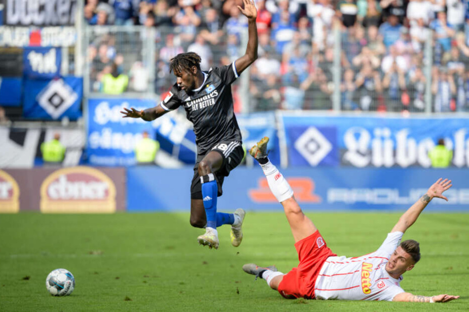 Jatta springt im Zweikampf bei einem HSV-Spiel in die Luft.
