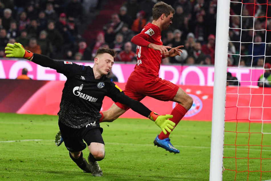Augen zu und durch? Markus Schubert (l.) war in dieser Szene, beim 2:0 von Thomas Müller von Bayern, chancenlos.