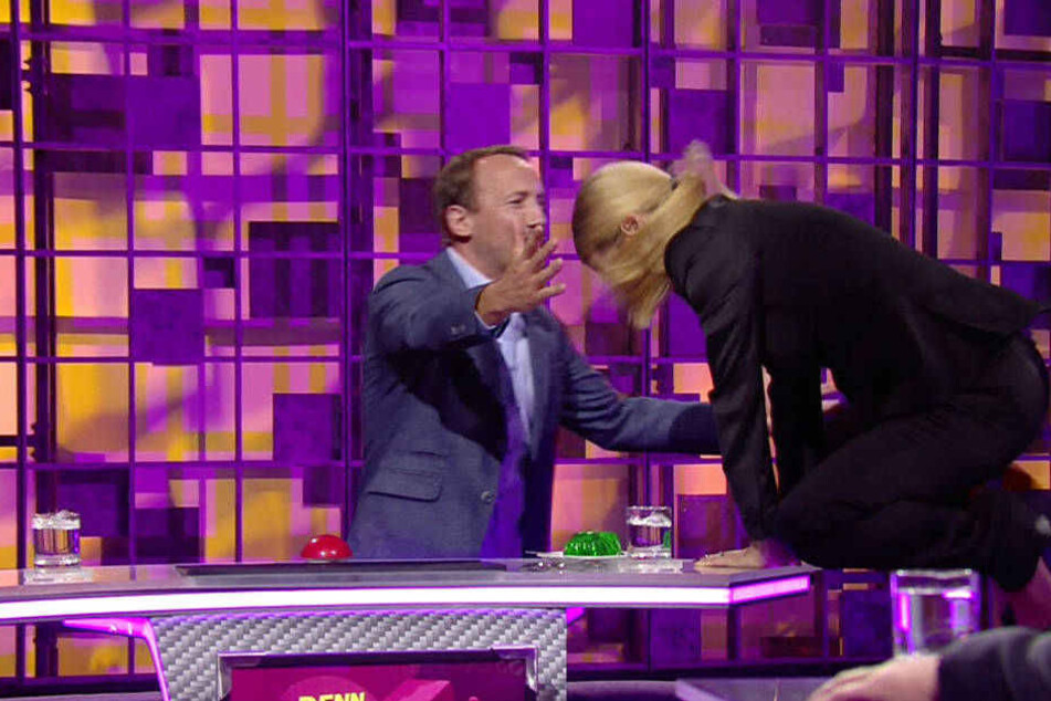 Vor lauter Freude über den gewonnenen Punkt springt Michelle Hunziker zu Partner Wotan Wilke Möhring auf den Tisch.