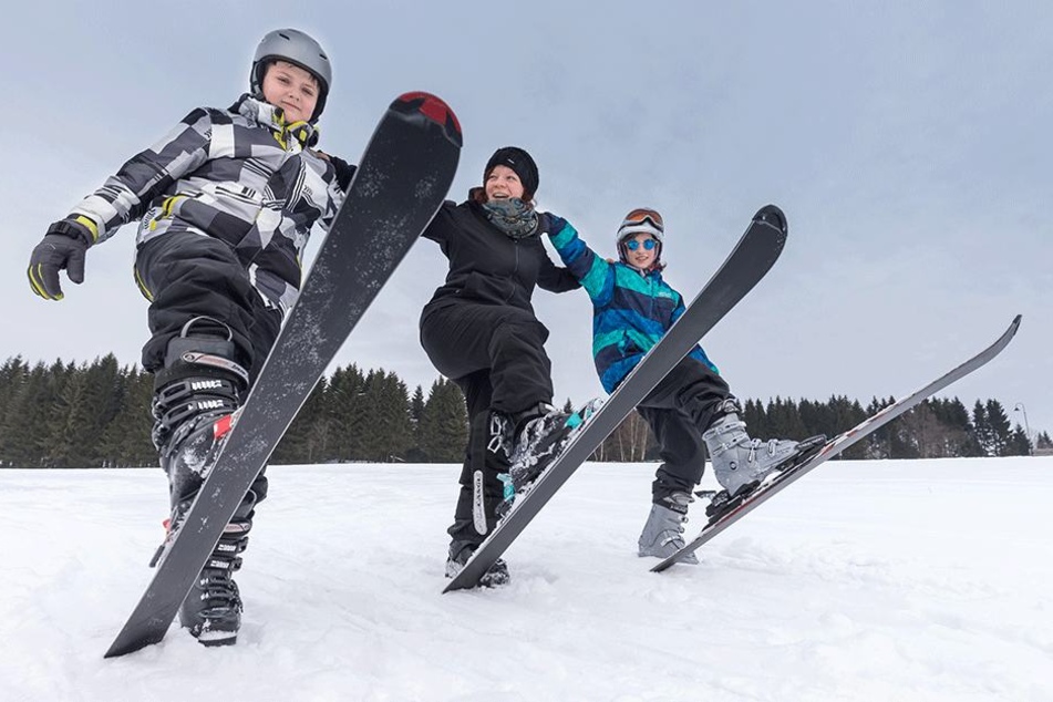 Therapeutin Corinna Neidhardt (32) gibt Carl (13, li.) und Dinara (15) Skistunden. Das Wochenende verbringen sie noch gemeinsam im Erzgebirge.