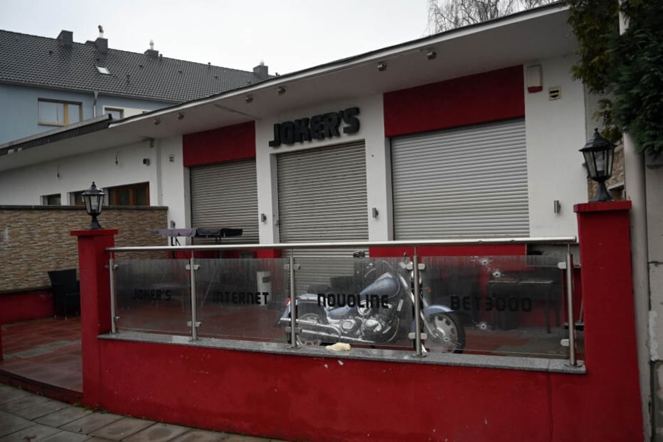 Im Rahmen des Rocker-Konflikts kam es am 4. Januar auch zu Schüssen auf eine Spielhalle in Köln-Buchheim.