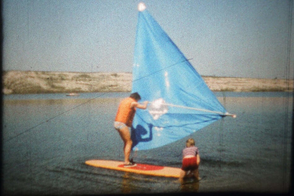 Alles dicht? Halten Kleber und Segelnähte? Vater Wagner mit Sohn Falk beim Praxistest eines selbstgebauten "Segelbretts" in Großkoschen am Senftenberger See.