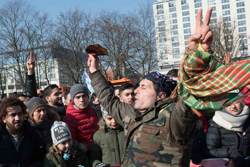 Die Demonstranten fordern ein Ende die Militäroffensive und die Freilassung des PKK-Führers. (Archivbild)