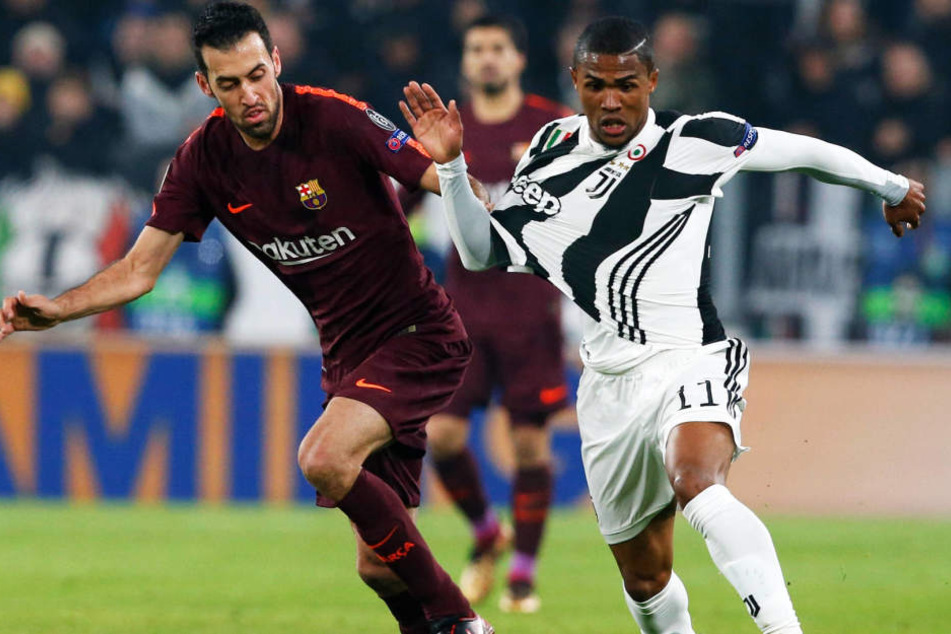 Douglas Costa (r.), hier im Duell mit Barcelonas Sergio Busquets.