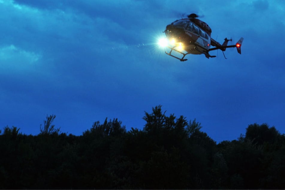Ein Rettungshubschrauber musste den 59-Jährigen in ein Krankenhaus bringen (Symbolbild).