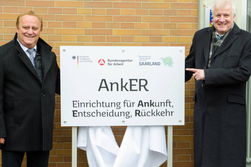 Horst Seehofer (r.) ist von der Wirksamkeit der Ankerzentren überzeugt. (Archivbild)