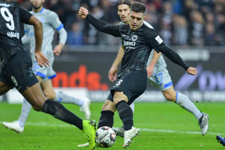 Gegen Schalke 04 wurde Luka Jovic (am Ball) mit seinem verwandelten Strafstoß in der neunten Minute der Nachspielzeit zum Matchwinner.