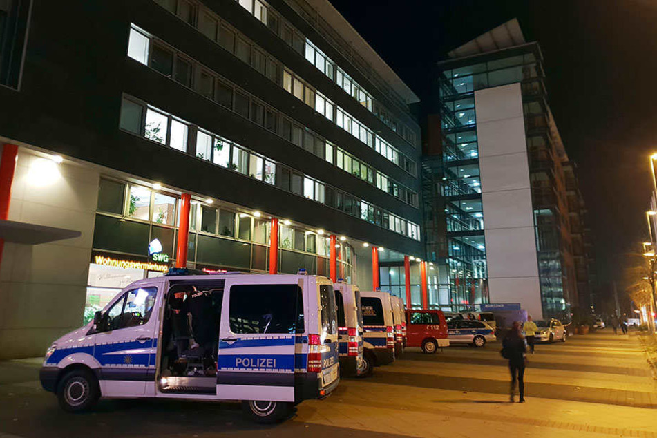 Nach den Bombendrohungen hatte die Polizei die Büros im Moritzhof jedes Mal stundenlang durchsucht.