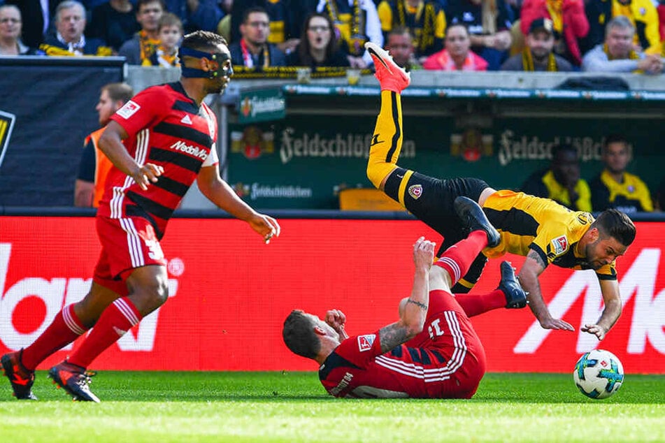 Gegen Ingolstadt half Niklas Kreuzer (r.) bereits zum zweiten Mal über die linke Seite aus. Gegenspieler Marcel Gaus (M.) warf sich ihm hier in den Weg.