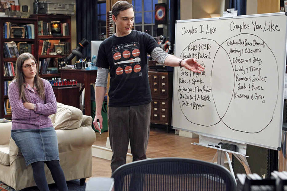 Amy und Sheldon arbeiten gemeinsam an einer Formel. Ein Physiker aus dem Hintergrund sorgt für die Echtheit der Darstellungen.