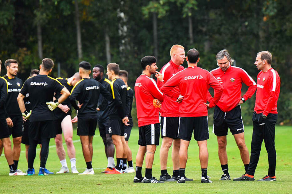 Trainer- und Spieler-Meeting: Nach der gestrigen Einheit stellten sich das Trainer-Gespann und die Spieler in einem Kreis auf und werteten die Übungen aus.
