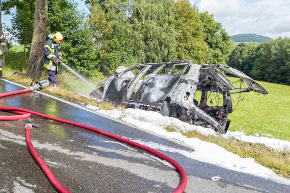 Die Feuerwehr musste den VW mit Wasser und Schaum löschen.