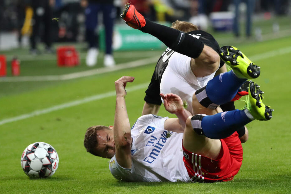 Vasijile Janjicic wird von Konrad Laimer unsanft zu Fall gebracht.