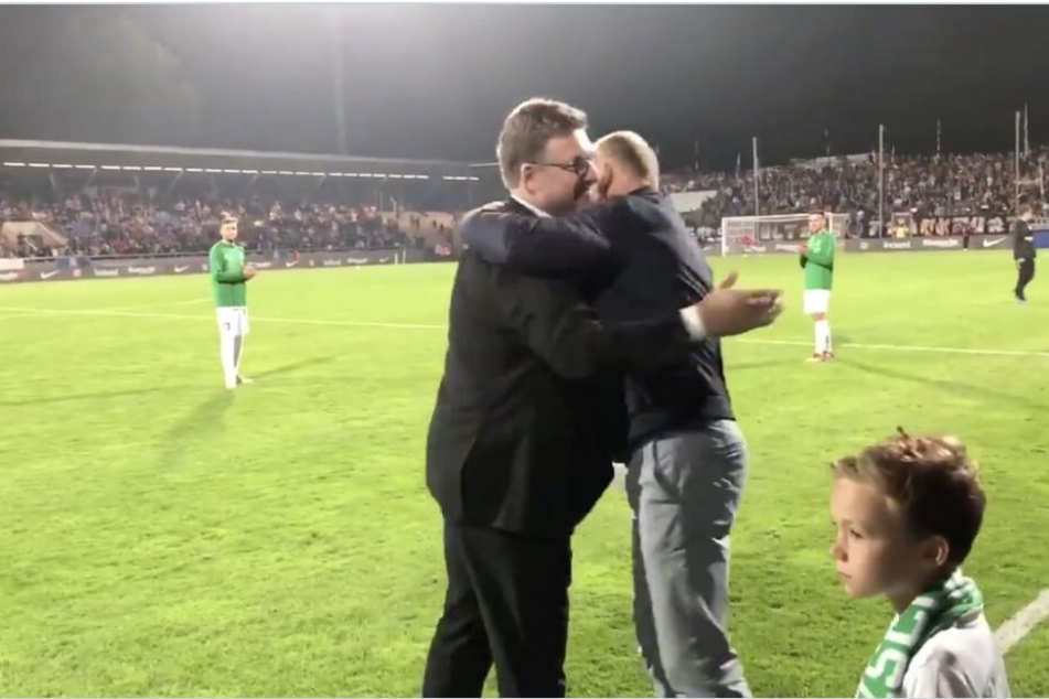 Vorstände unter sich: Chemies Frank Kühne (r.) bekam in der Halbzeitpause von Axel Hellmann (Eintracht) einen Scheck in Höhe von 100.000 Euro überreicht. Die Freude war sichtlich groß.