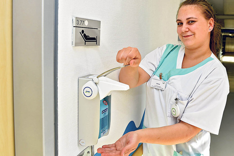 Azubi Jenny Hoffmann (19) nutzt das neue System bereits. Der kleine Transponder am Kittel registriert, wann und wie oft sie sich die Hände desinfiziert.
