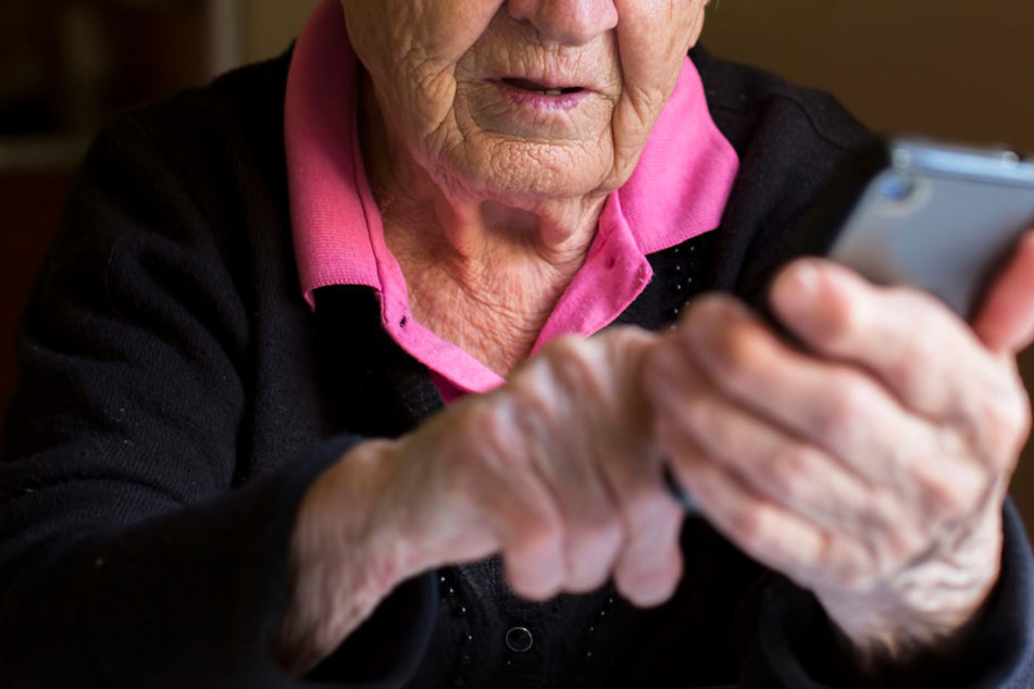 Eine 89-jährige Leipziger fiel am Dienstag auf Telefonbetrüger herein. (Symbolbild)