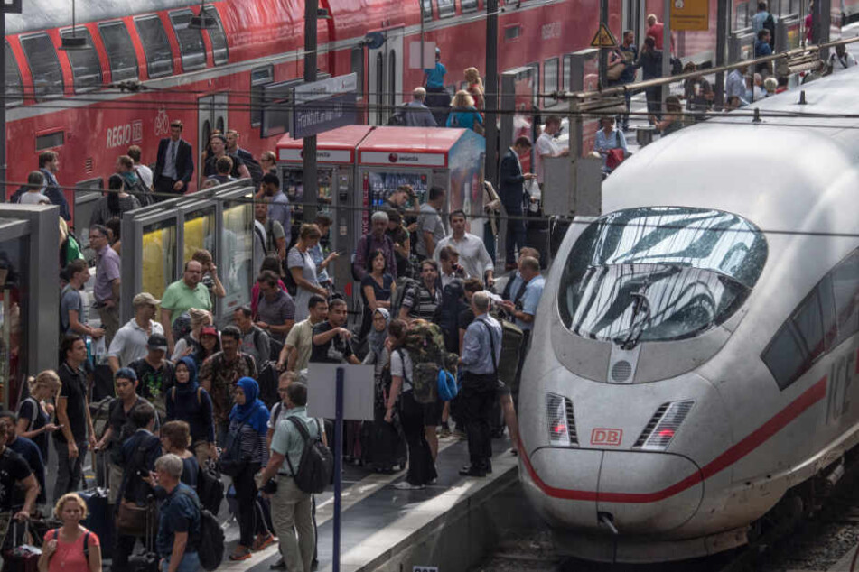 Der Frankfurter Hauptbahnhof platzt in Stoßzeiten aus allen Nähten.