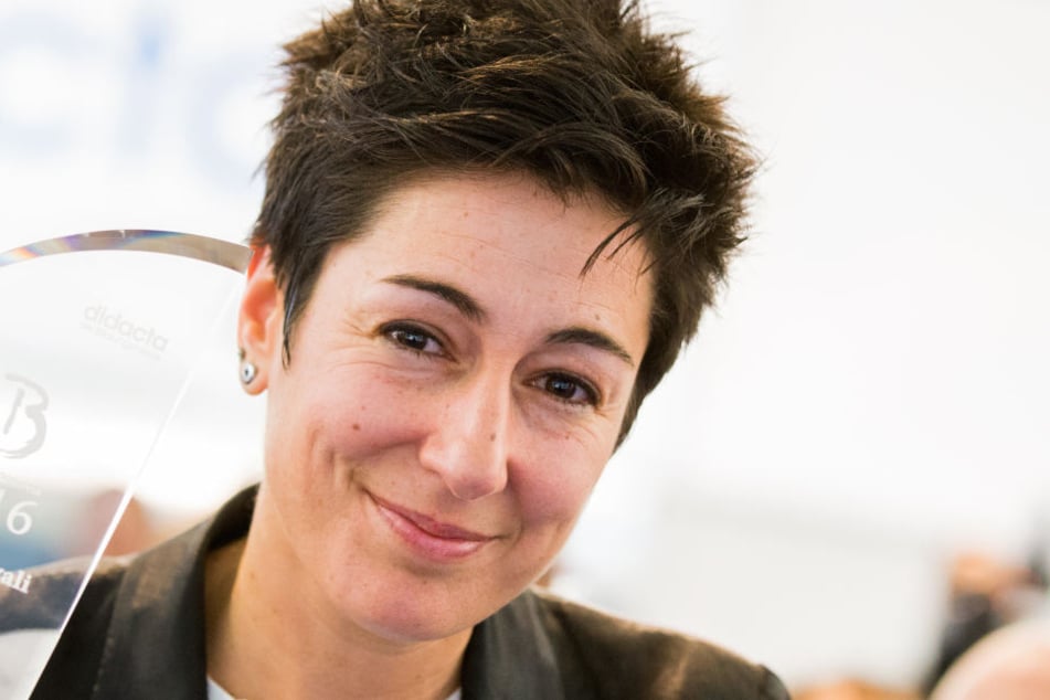 Dunja Hayali kann es nicht fassen. Auf Amazon werden Kinder-Flüchtlings-Kostüme angeboten.
