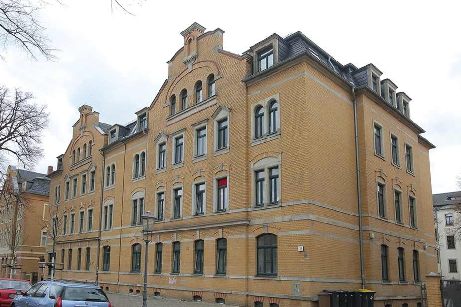 Aus dem ersten Stock des Hauses an der Bünaustraße sprang Sascha K. (40) aus Angst vor dem Täter.