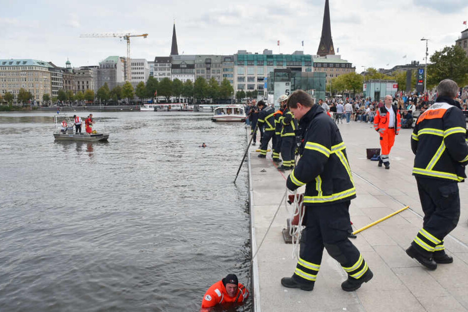 Taucher suchen die Alster am Jungfernstieg ab.