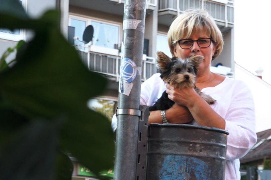 Susanne Hecker kümmert sich rührend um Pebbles.