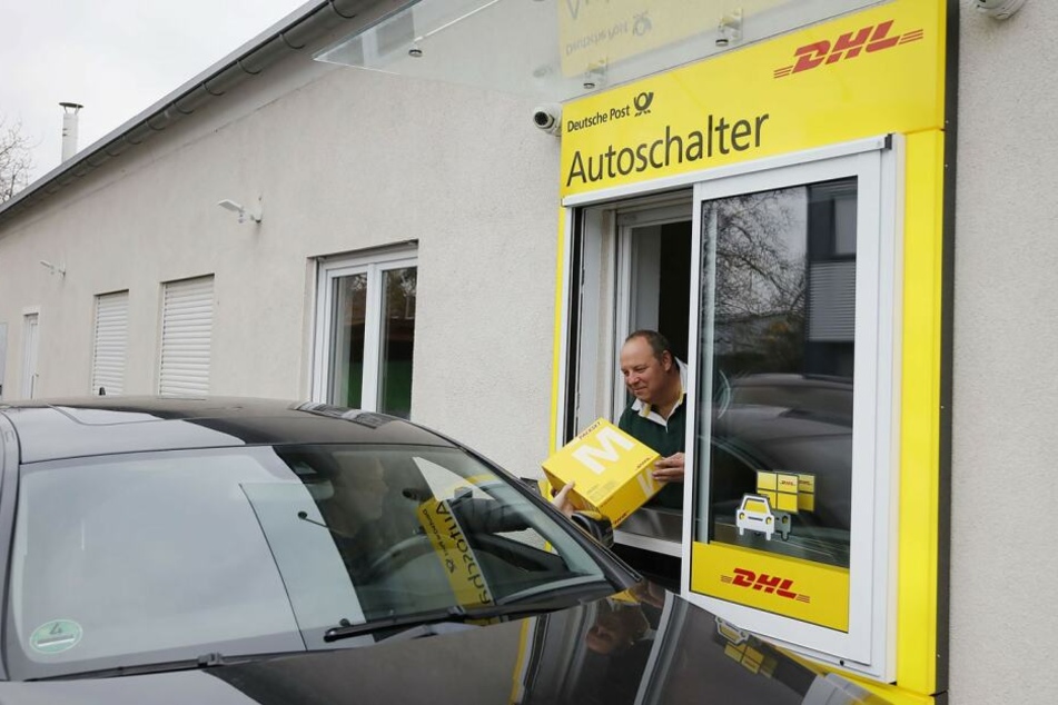 Seit Dezember können Kunden ihre Pakete auch bequem aus dem Auto heraus in Empfang nehmen.
